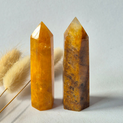 Handgeslepen Golden Healer toren met warme goudgele kleur en natuurlijke kristalstructuren.