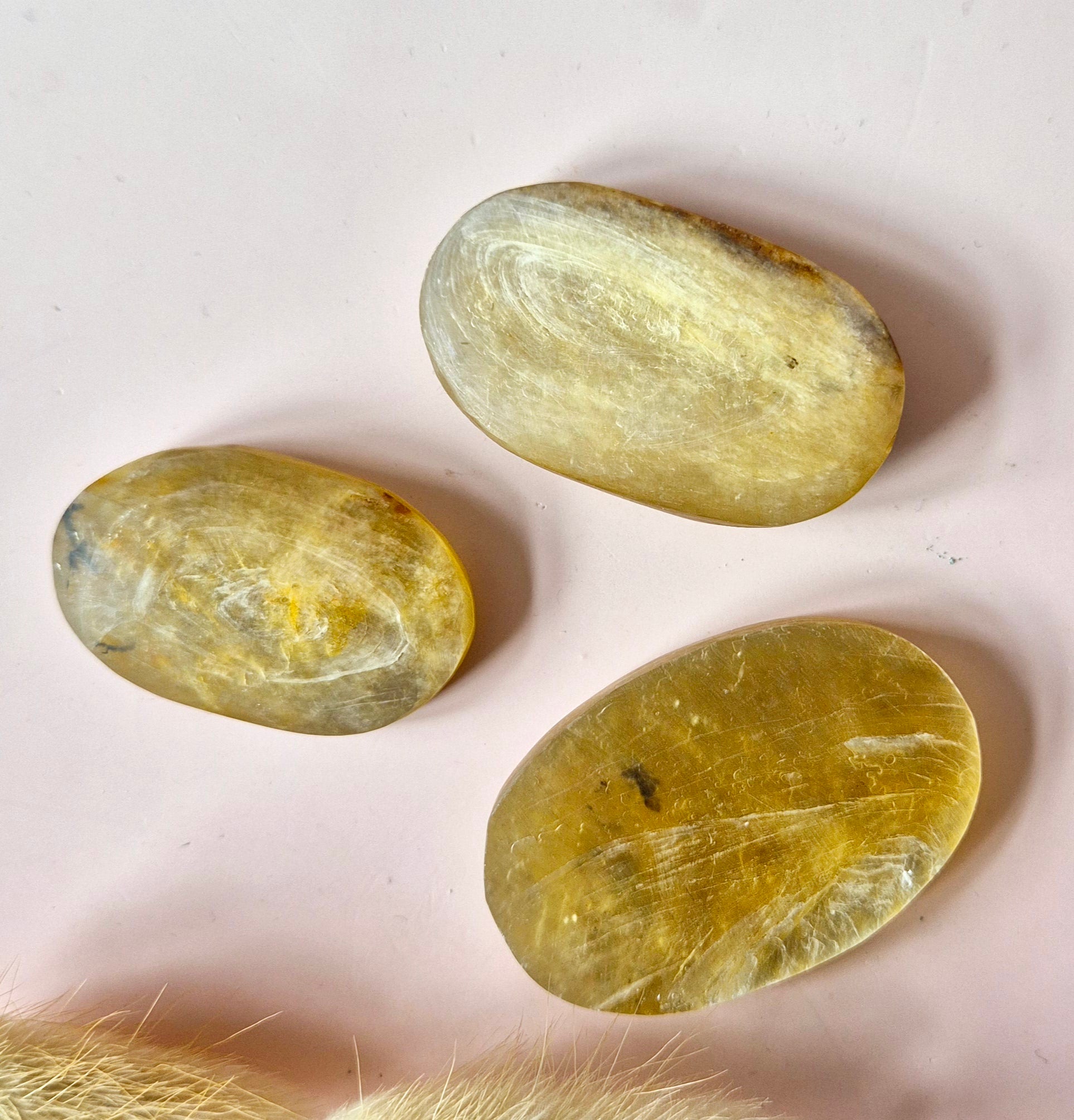 Golden Mica handsteen palmstone met natuurlijke gouden shimmer en gepolijst oppervlak van circa 4 tot 6 cm.