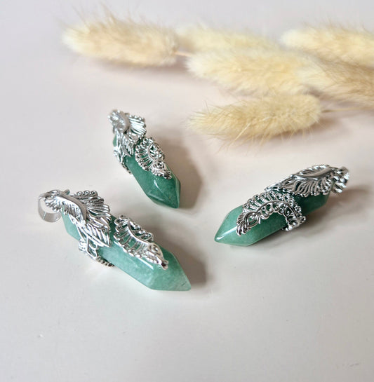 Groene aventurijn hanger 4,5 cm met sierlijke houder – geluk en balans

