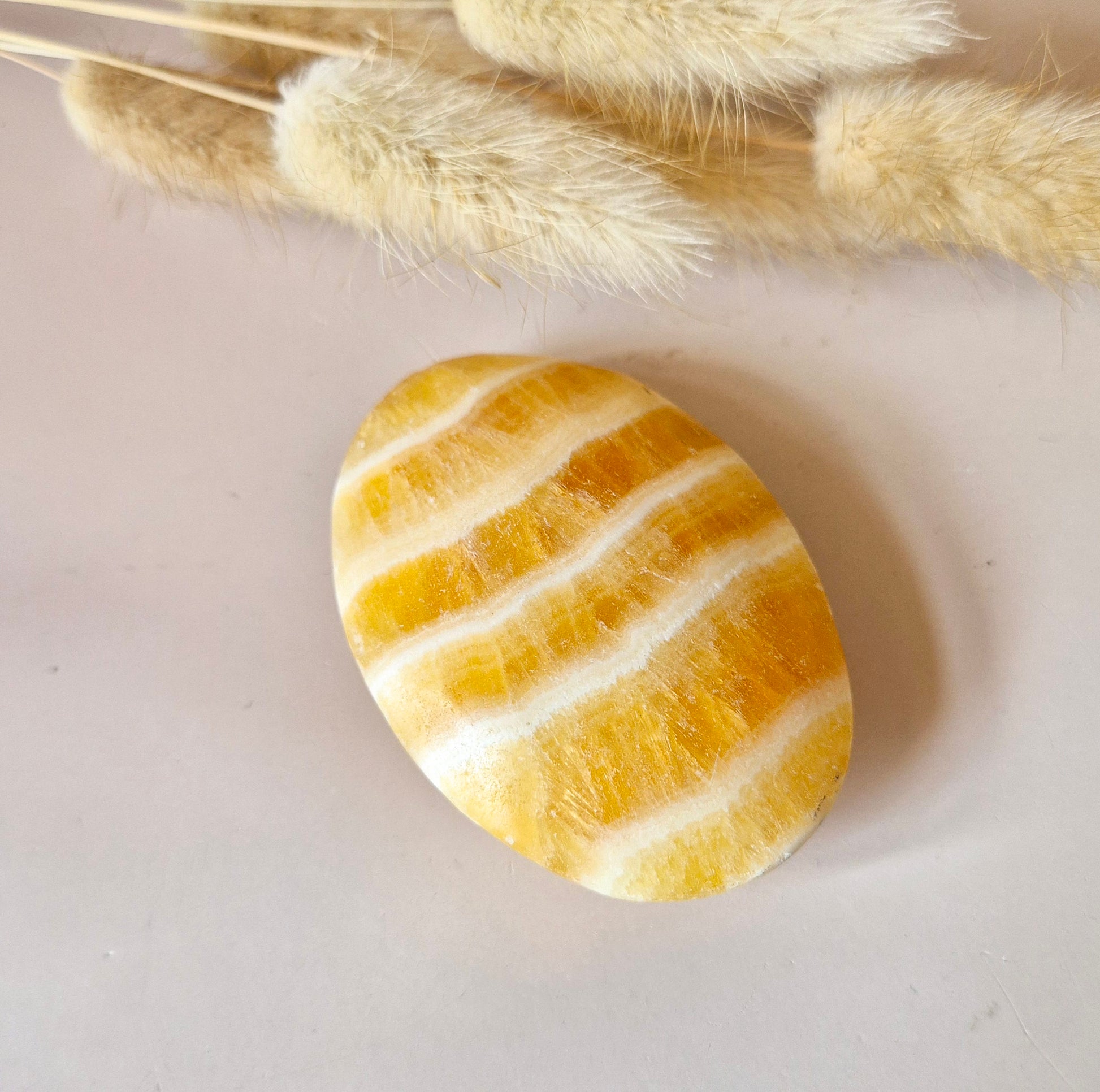 Handgepolijste Gele Calciet palmsteen – edelsteen voor zelfvertrouwen, focus en positieve energie

