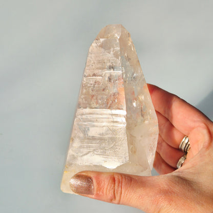 Natuurlijke Lemurian quartz punt van 500 gram met zichtbare groeilijnen en heldere structuur