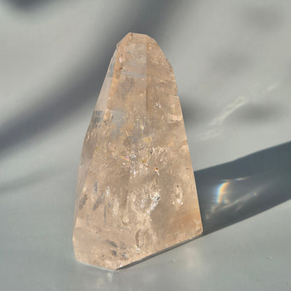 Natuurlijke Lemurian quartz punt van 500 gram met zichtbare groeilijnen en heldere structuur