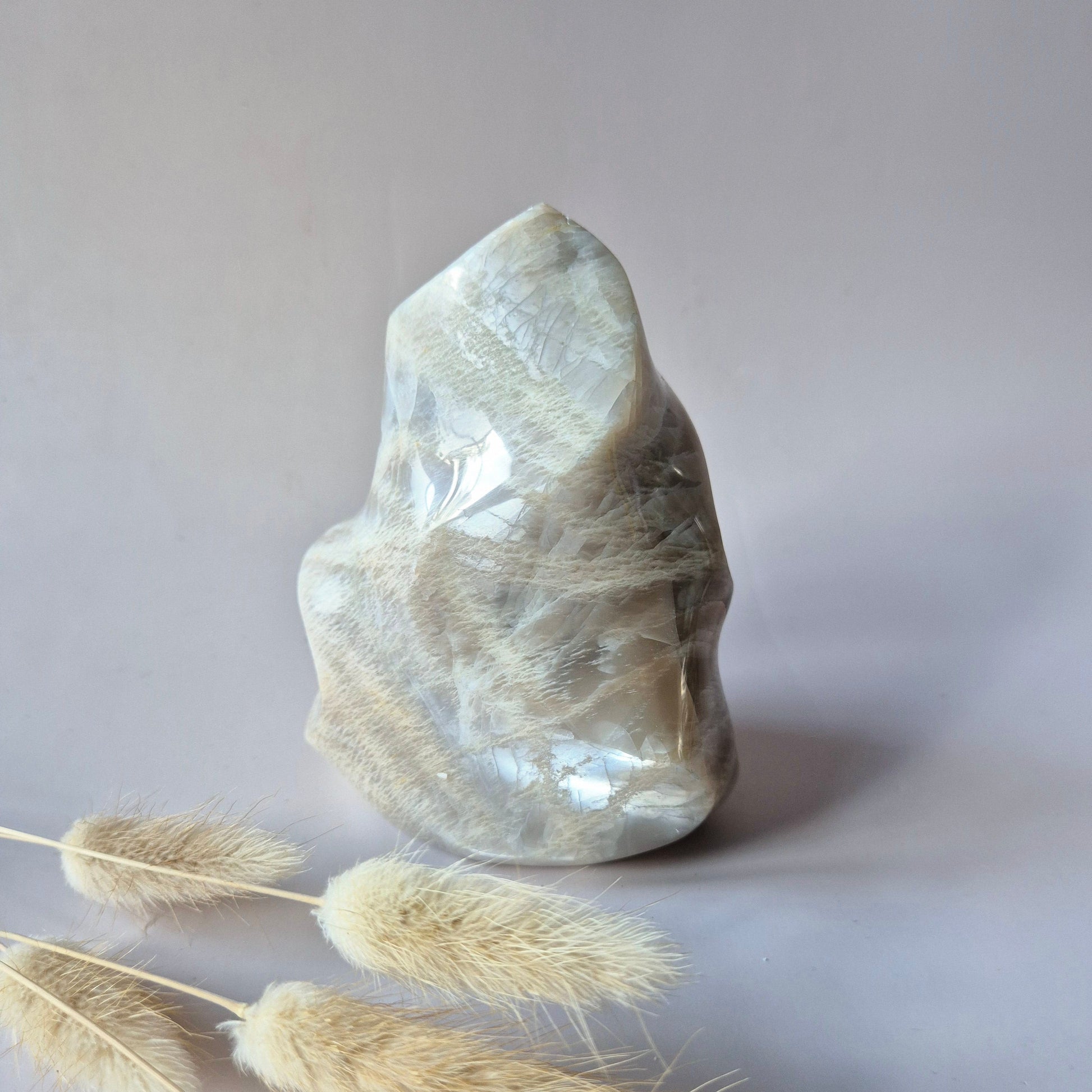 Grijze maansteen flame van 600 gram – natuurlijke edelsteen met zachte glans voor intuïtie, rust en vrouwelijke energie – Moonlight Gemstones