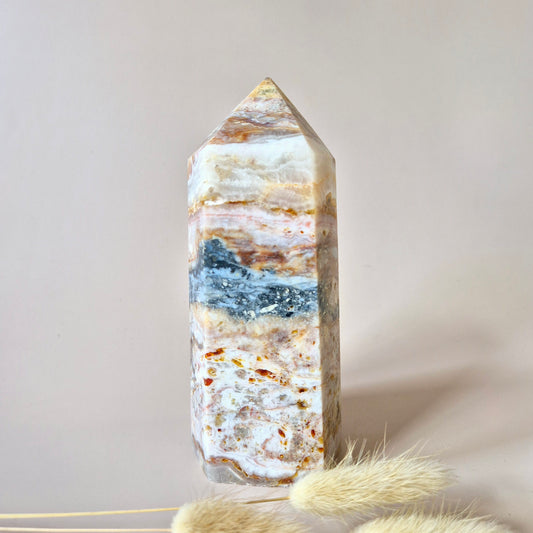 Grote Crazy Agate toren van 1kg met levendige patronen in beige, bruin en roodtinten – spirituele edelsteen voor balans en aarding.

