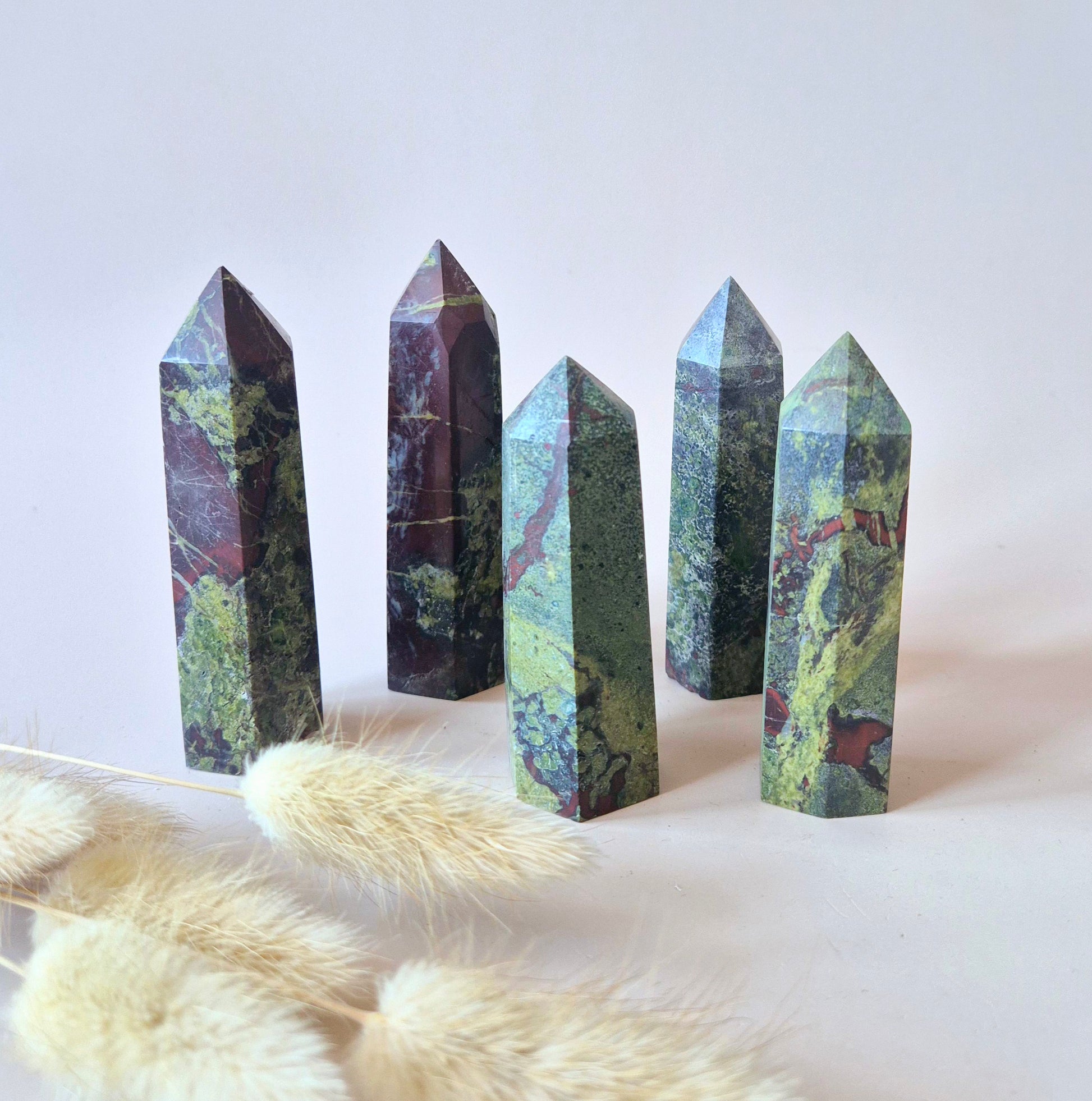 Groene en rode dragonblood stone torens van 7 tot 9 cm hoog, gepolijst met natuurlijke patronen.

