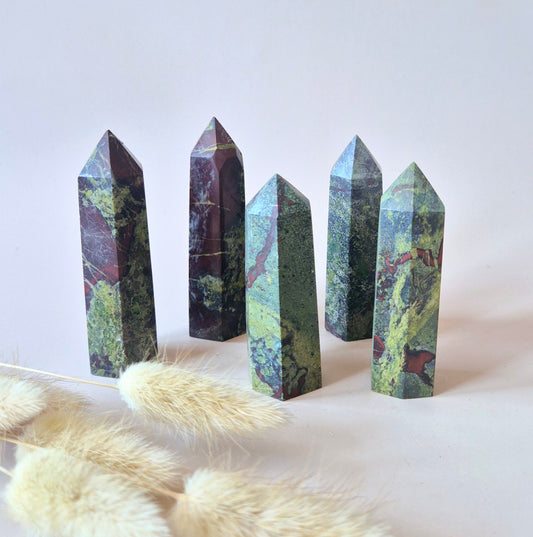 Groene en rode dragonblood stone torens van 7 tot 9 cm hoog, gepolijst met natuurlijke patronen.

