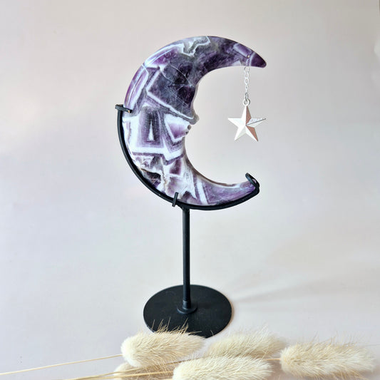 Dream Amethist maan van 10 cm op zwarte standaard met zilveren ster, spiritueel decor in paarse tinten.

