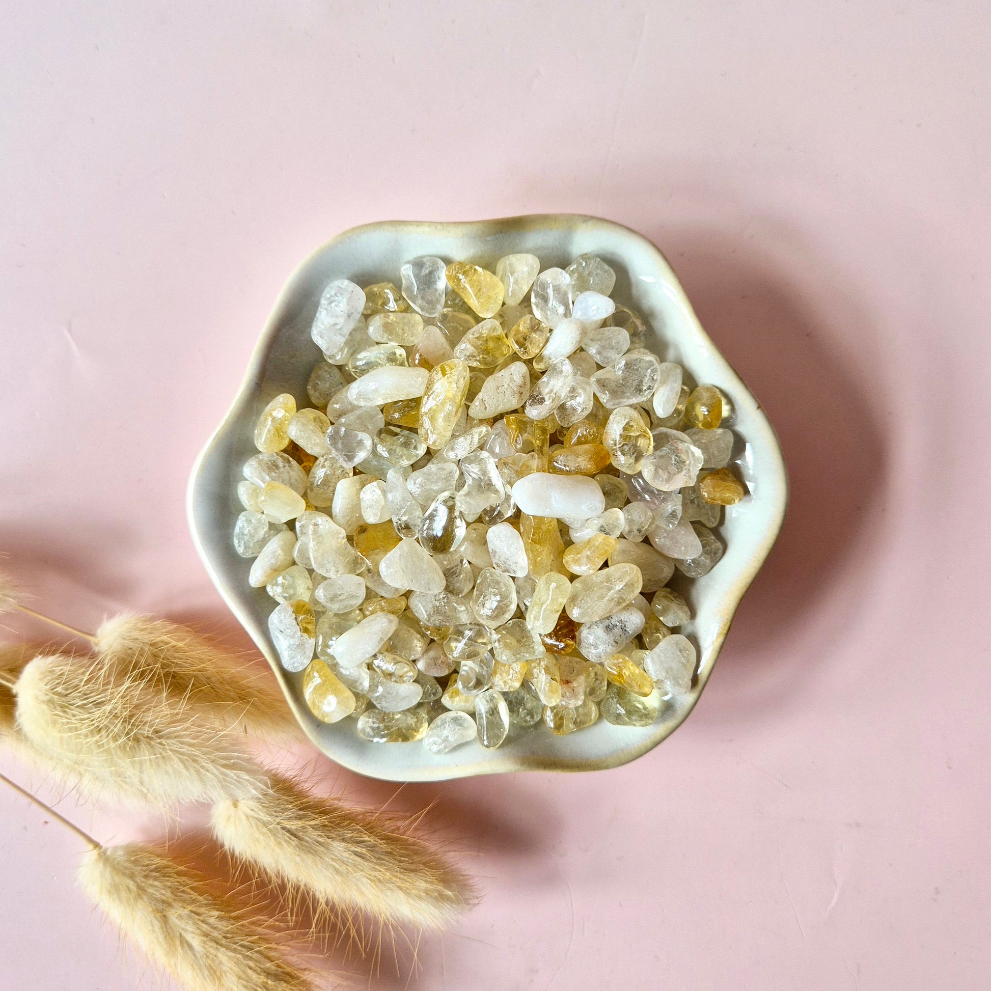 Hoge kwaliteit citrien edelsteen chips (5–9 mm). Perfect voor kristalconfetti, sieraden, resin art en spiritueel werk. Bestel per 100 gram.