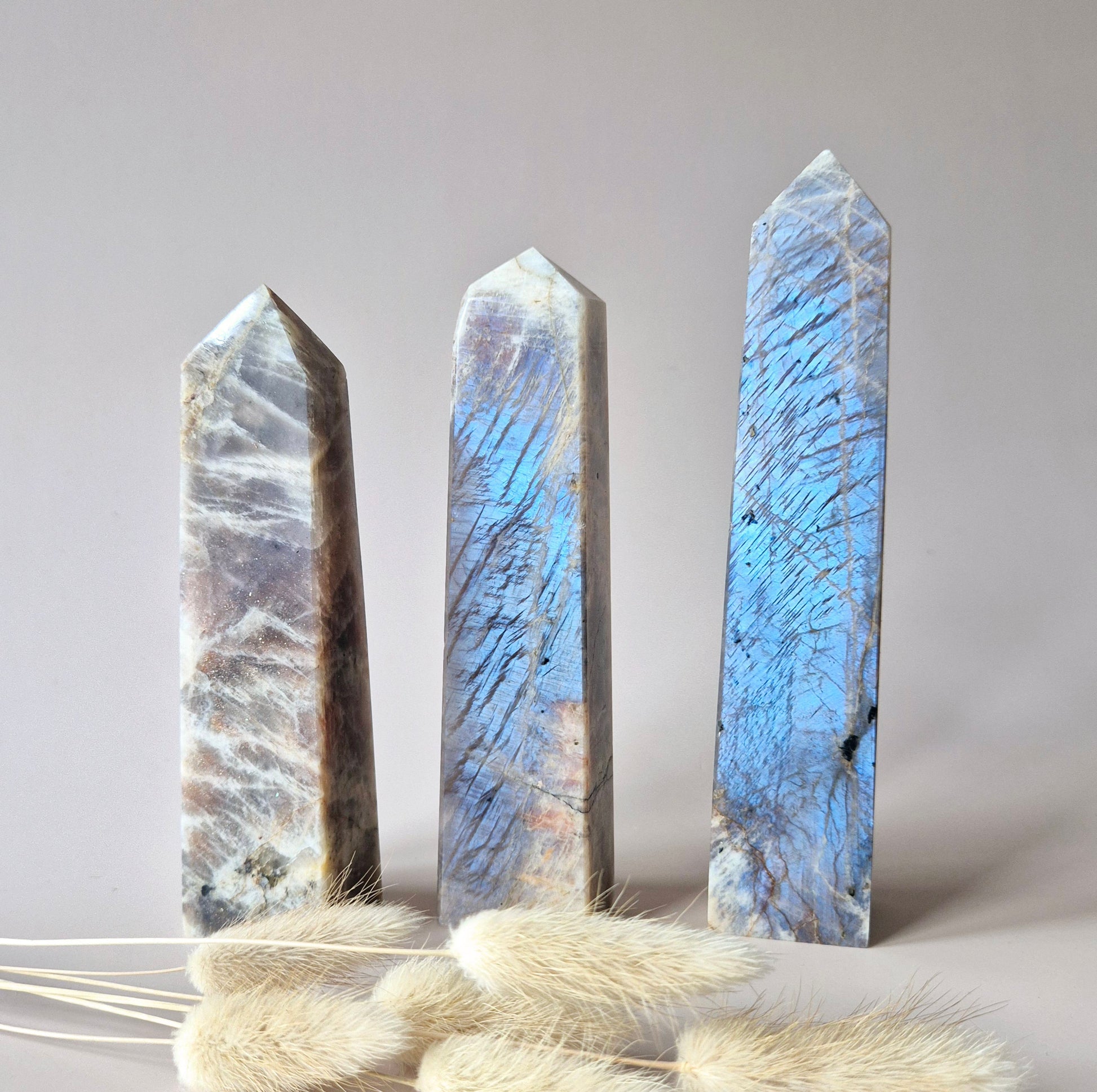 "Grote maansteen obelisk toren met blauwe flash – 15 cm hoog"

