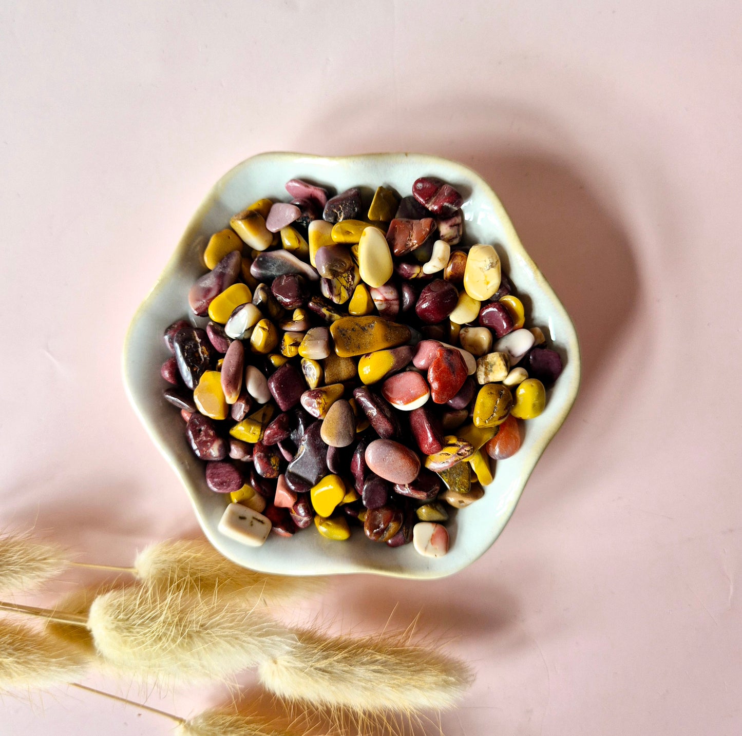 Aardende Mookaite Jasper chips in natuurlijke tinten. Ideaal voor spiritueel werk en creatieve projecten. Hoge kwaliteit edelstenen.