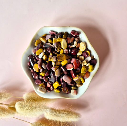 Aardende Mookaite Jasper chips in natuurlijke tinten. Ideaal voor spiritueel werk en creatieve projecten. Hoge kwaliteit edelstenen.