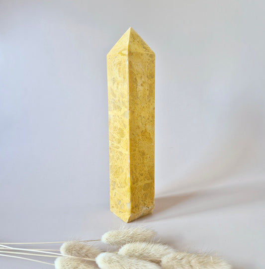 Ontdek de krachtige energie van Gele Jaspis met deze toren van 21 cm en 800 gram. Ideaal voor focus, bescherming en innerlijke kracht. Direct leverbaar bij Moonlight Gemstones.

