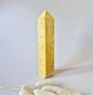 Ontdek de krachtige energie van Gele Jaspis met deze toren van 21 cm en 800 gram. Ideaal voor focus, bescherming en innerlijke kracht. Direct leverbaar bij Moonlight Gemstones.

