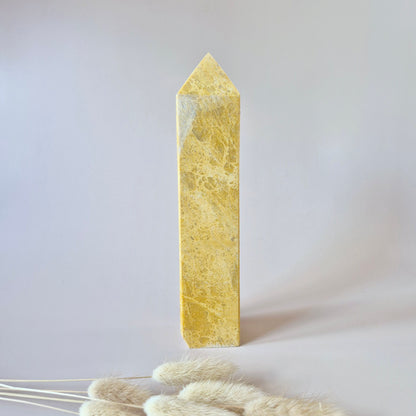 Ontdek de krachtige energie van Gele Jaspis met deze toren van 21 cm en 800 gram. Ideaal voor focus, bescherming en innerlijke kracht. Direct leverbaar bij Moonlight Gemstones.