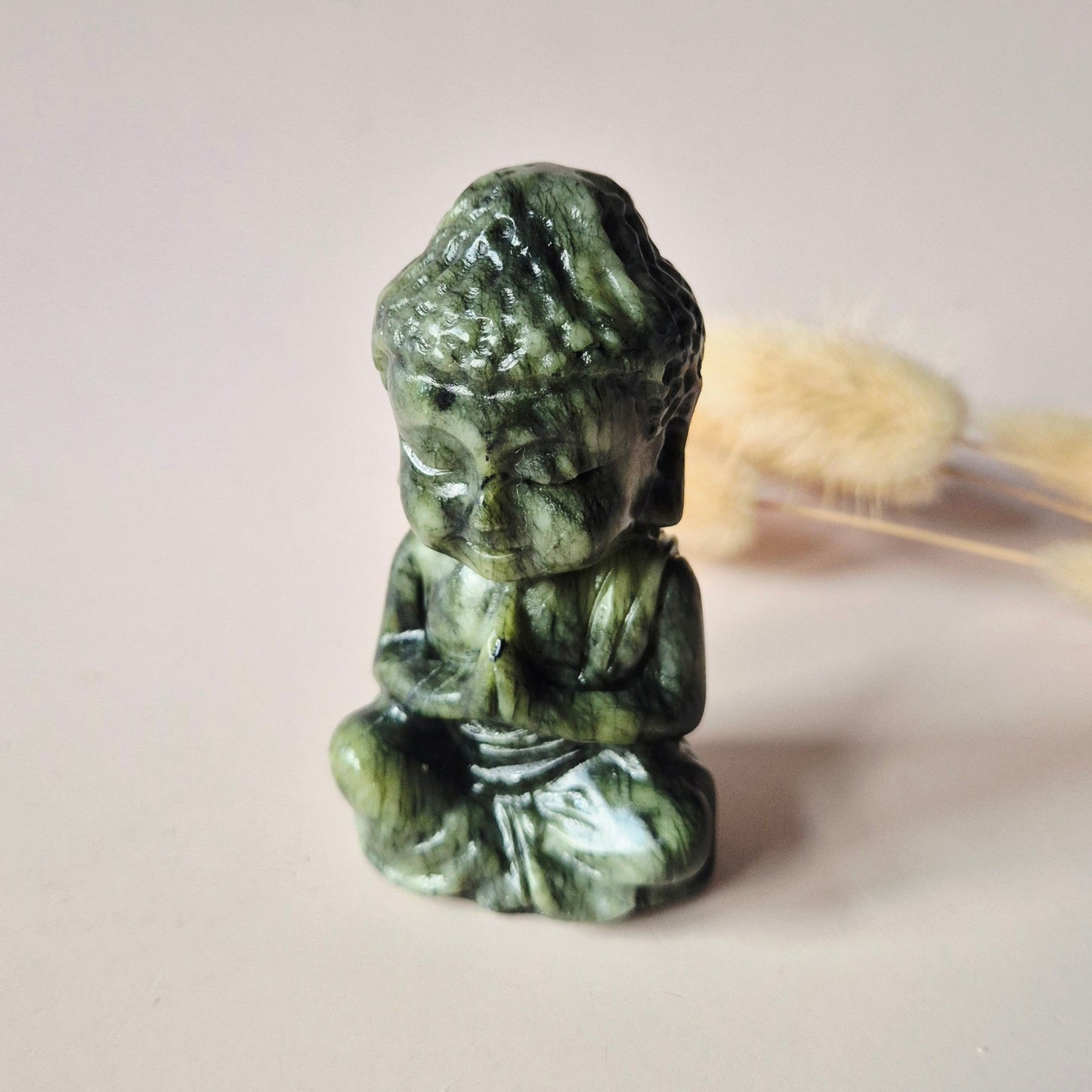 Handgesneden edelstenen Buddha beeldjes van 8 cm. Symbolen van rust, balans en spirituele harmonie. Elk stuk is uniek.