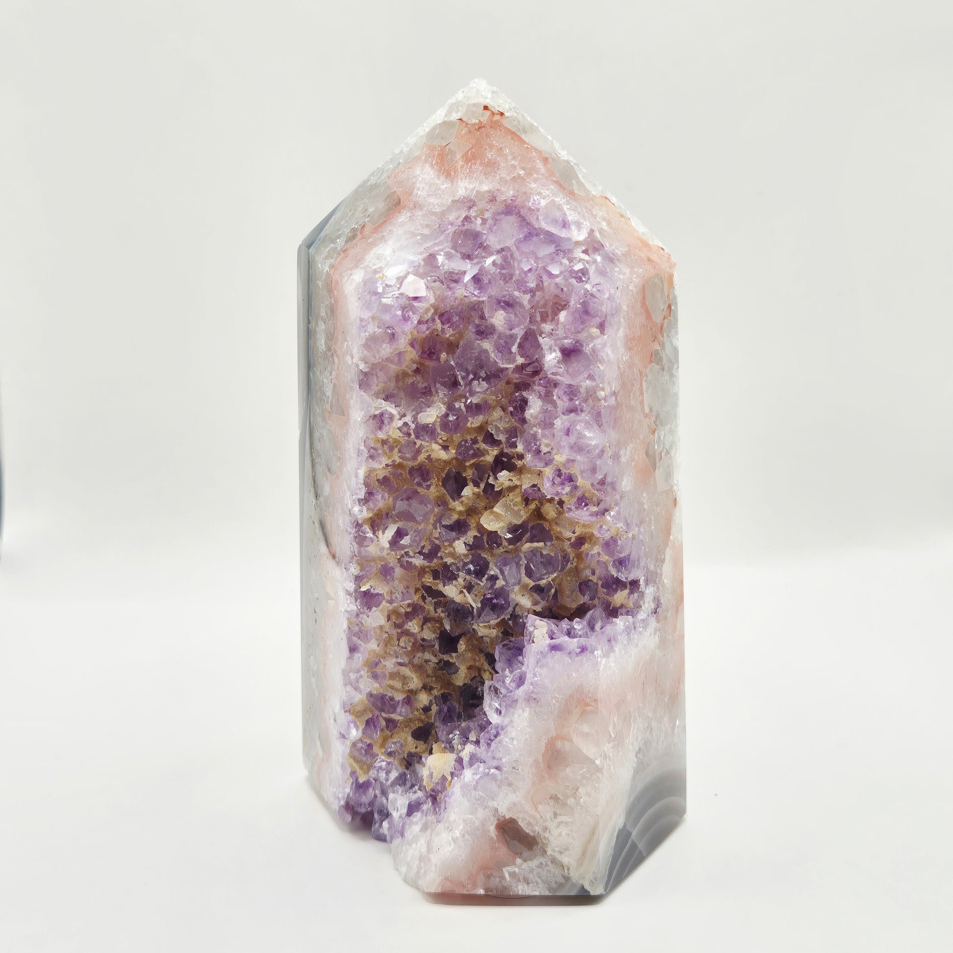 Hoogwaardige Amethist Agaat punt van 702 gram uit Uruguay met paarse druzy kristallen, roze chalcedoon en grijze agaatbanden.