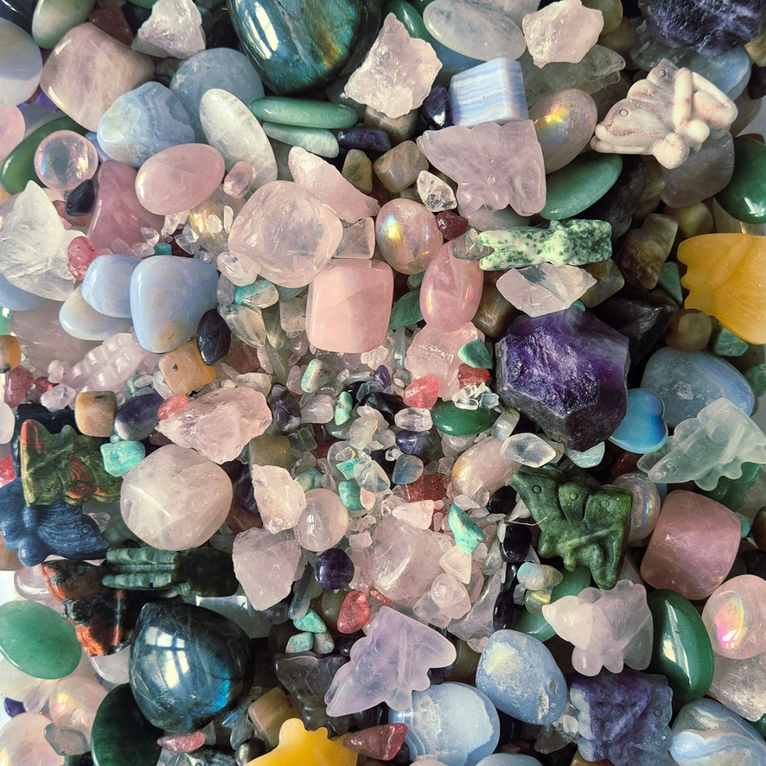 Fairy Crystal Confetti mix met rozenkwarts, amethist, labradoriet, aventurijn, aura kristallen en kleine edelsteen carvings