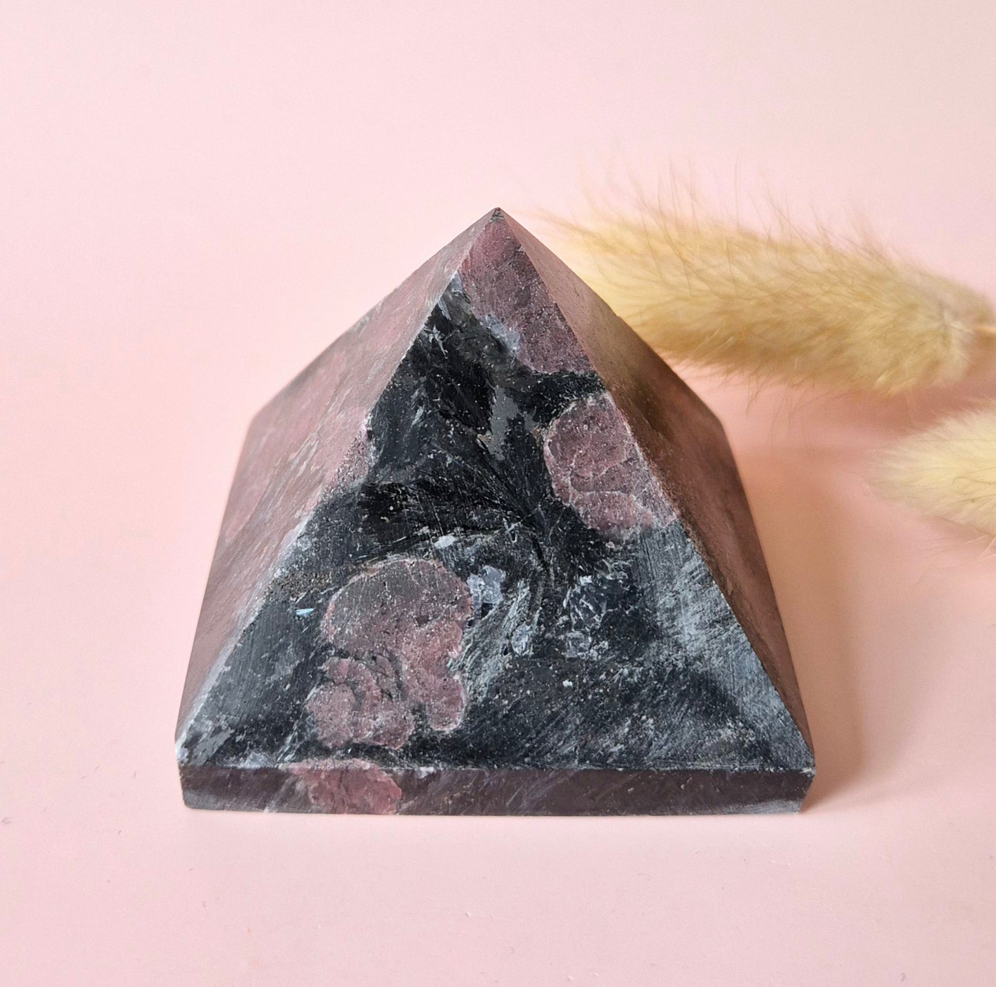 Granaat piramide van 6x6 cm – krachtige steen voor passie, vitaliteit & manifestatie. Versterkt energie en ondersteunt wilskracht.
