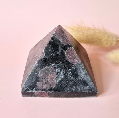 Granaat piramide van 6x6 cm – krachtige steen voor passie, vitaliteit & manifestatie. Versterkt energie en ondersteunt wilskracht.
