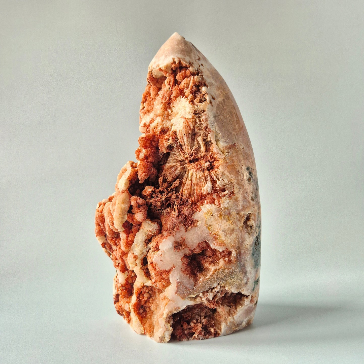 XL roze amethist freeform van 2950 gram met druzy pockets en diepe roze kristalstructuren