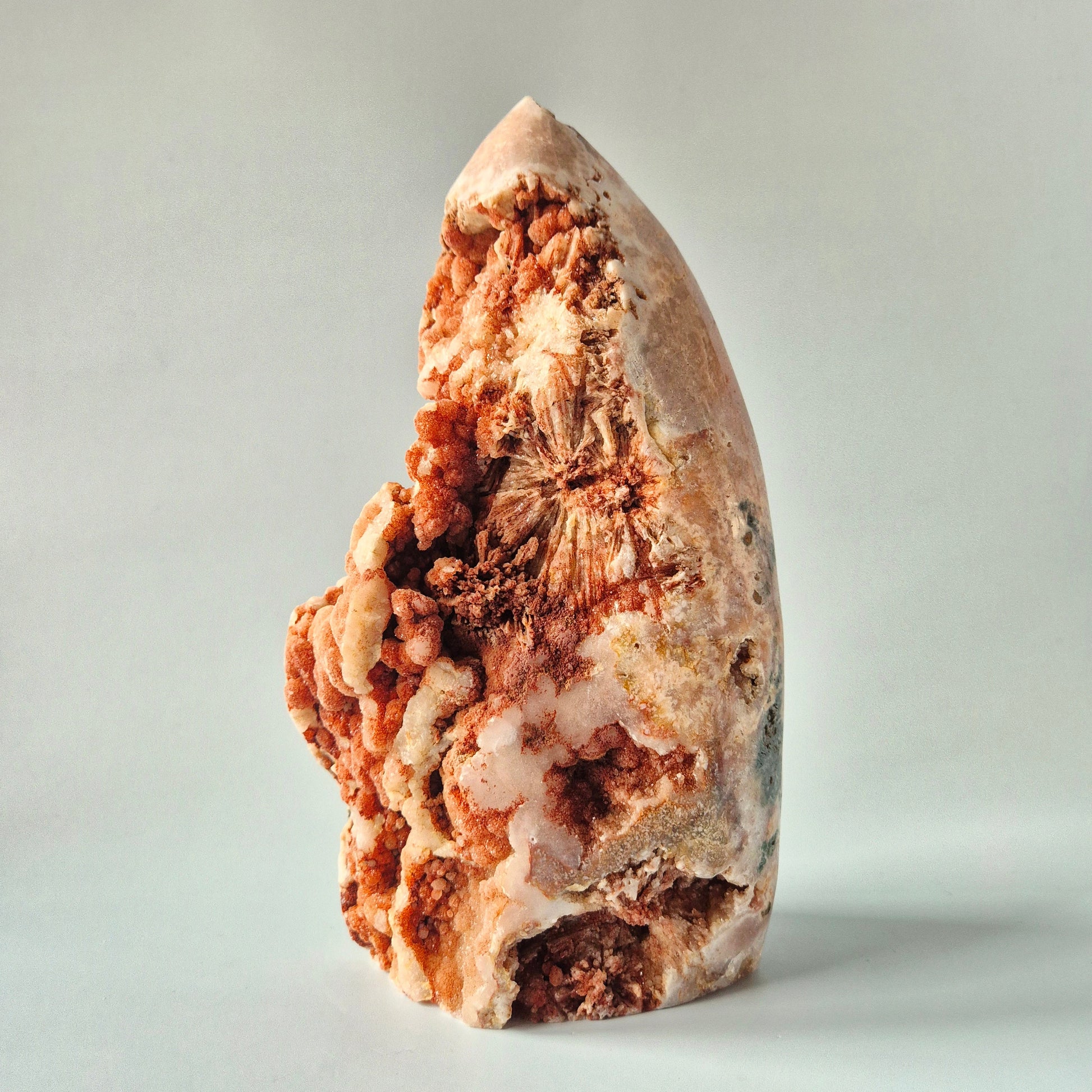 XL roze amethist freeform van 2950 gram met druzy pockets en diepe roze kristalstructuren