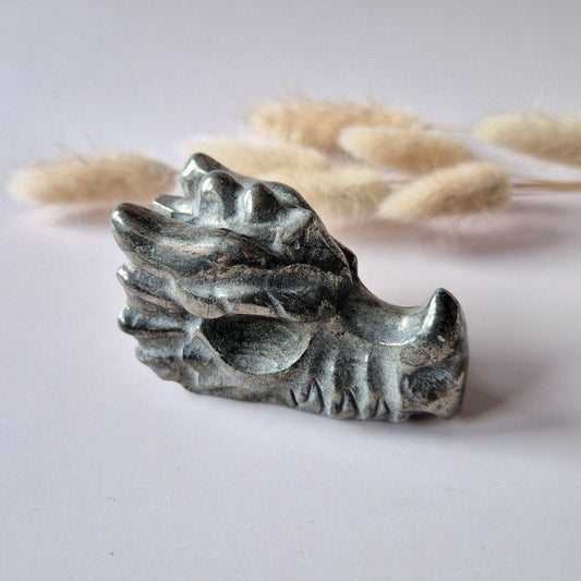 Handgesneden drakenschedel van Pyriet (7 cm). Symbool van kracht en bescherming. Perfect voor spirituele praktijken of als magische decoratie.