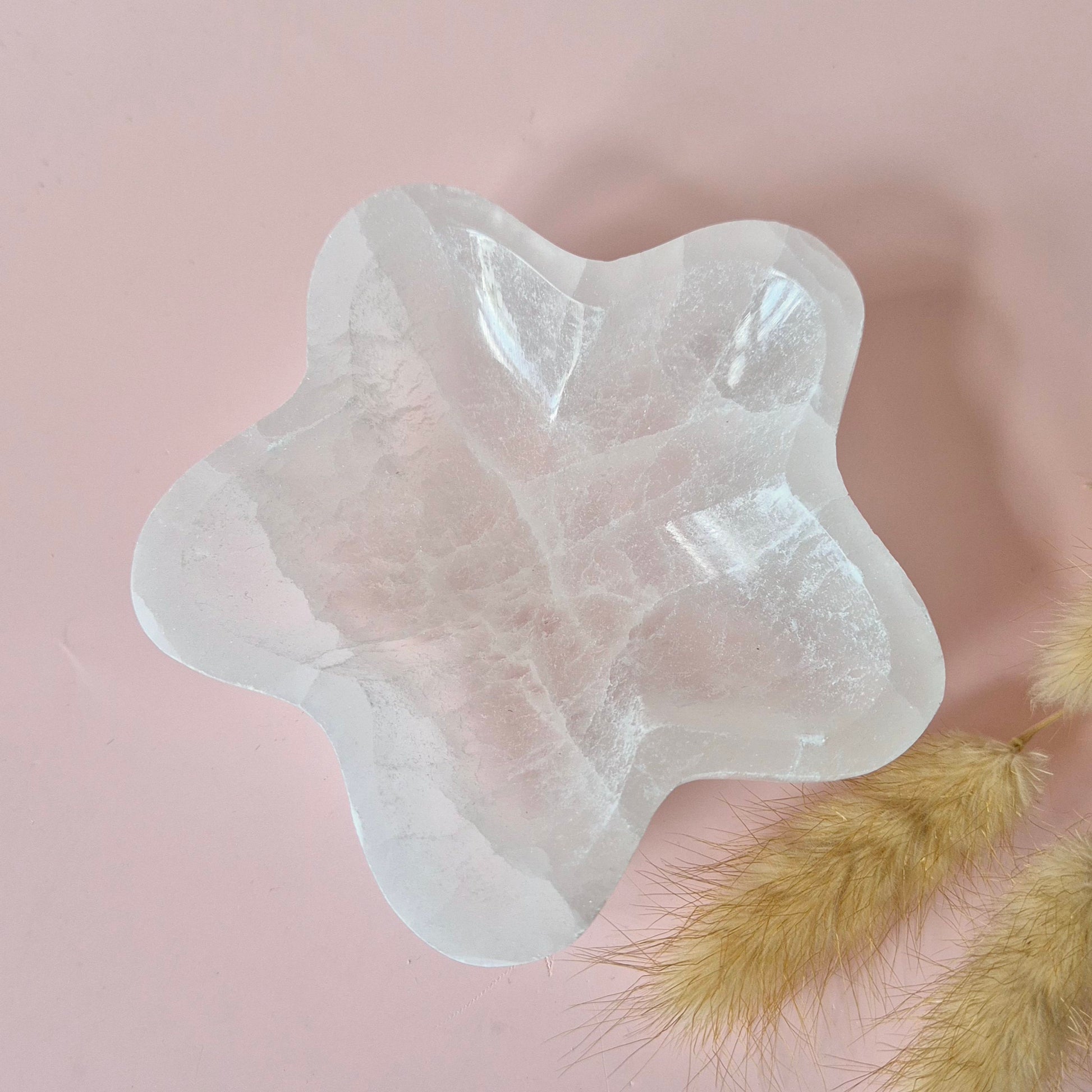 Seleniet bloemvorm schaaltje van 10cm – ideaal voor het reinigen van kristallen en het verhogen van de energie in je ruimte.