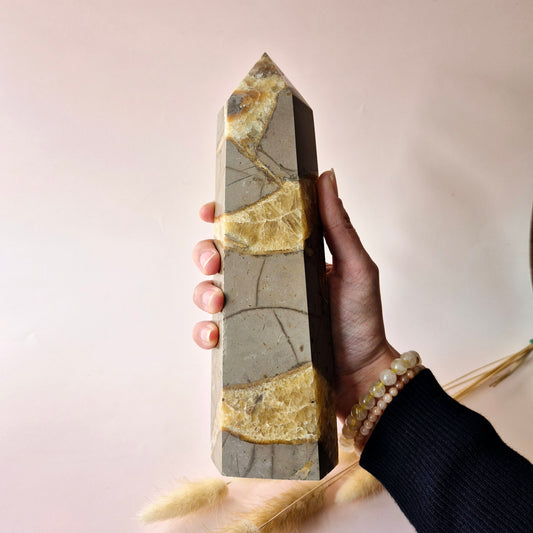 Yellow Calcite en Septarian toren 22 cm met gele banden en aardse patronen