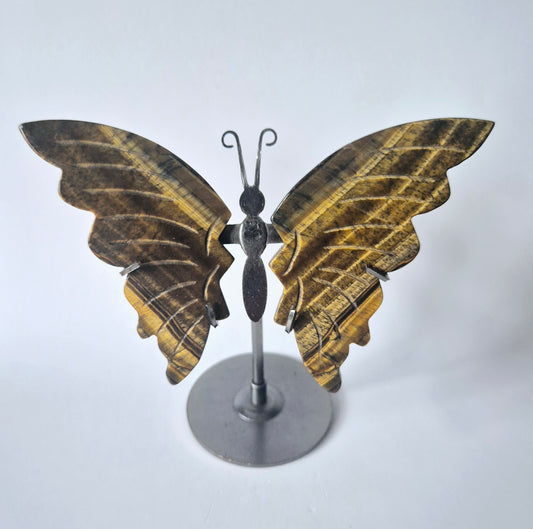 Unieke Tijgeroog vlinder (12–14 cm) op metalen standaard. Handgesneden sculptuur vol kracht, bescherming & transformatie. Perfect als spiritueel cadeau.