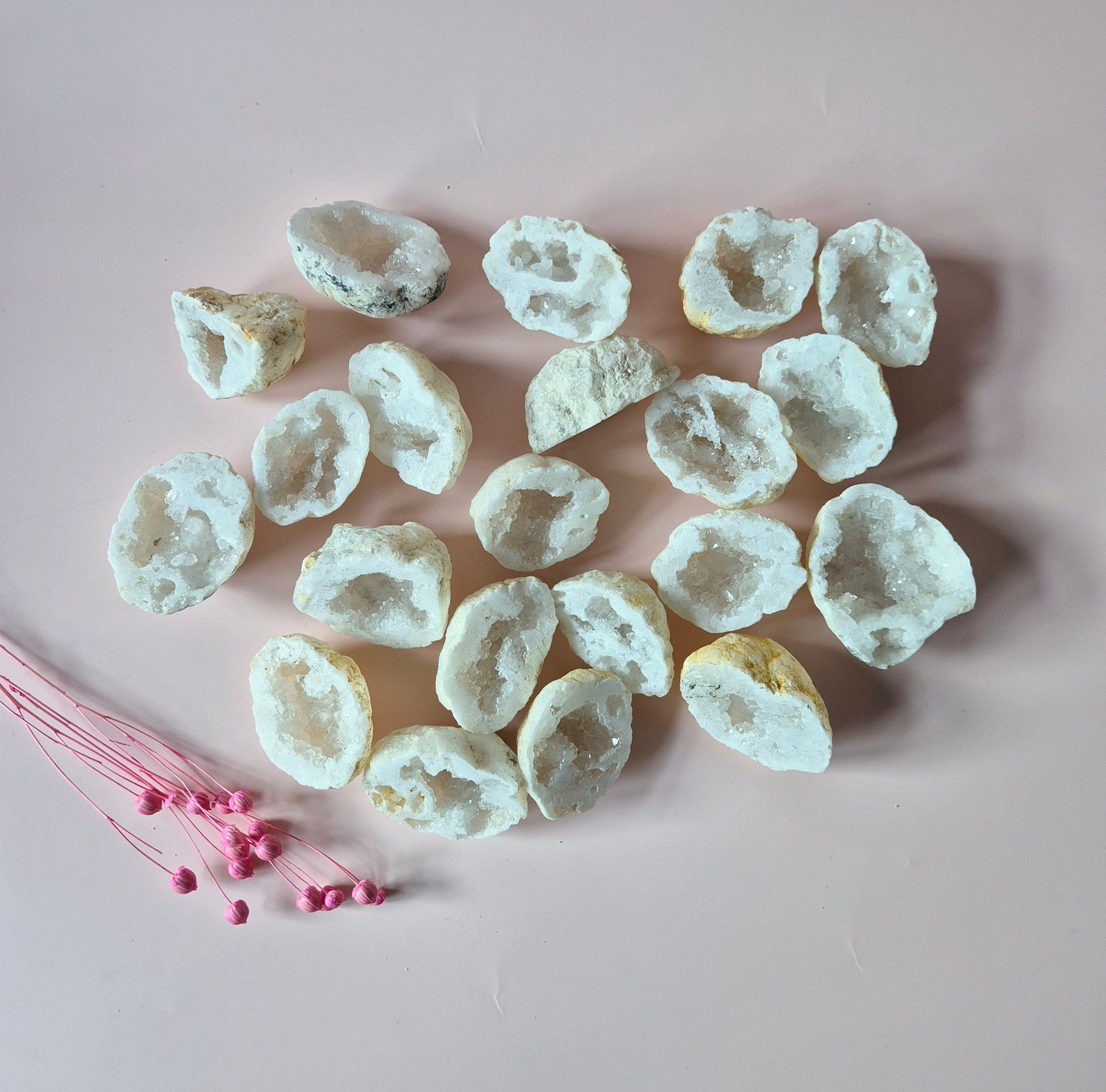 witte agaat geode met glinsterende kristallen