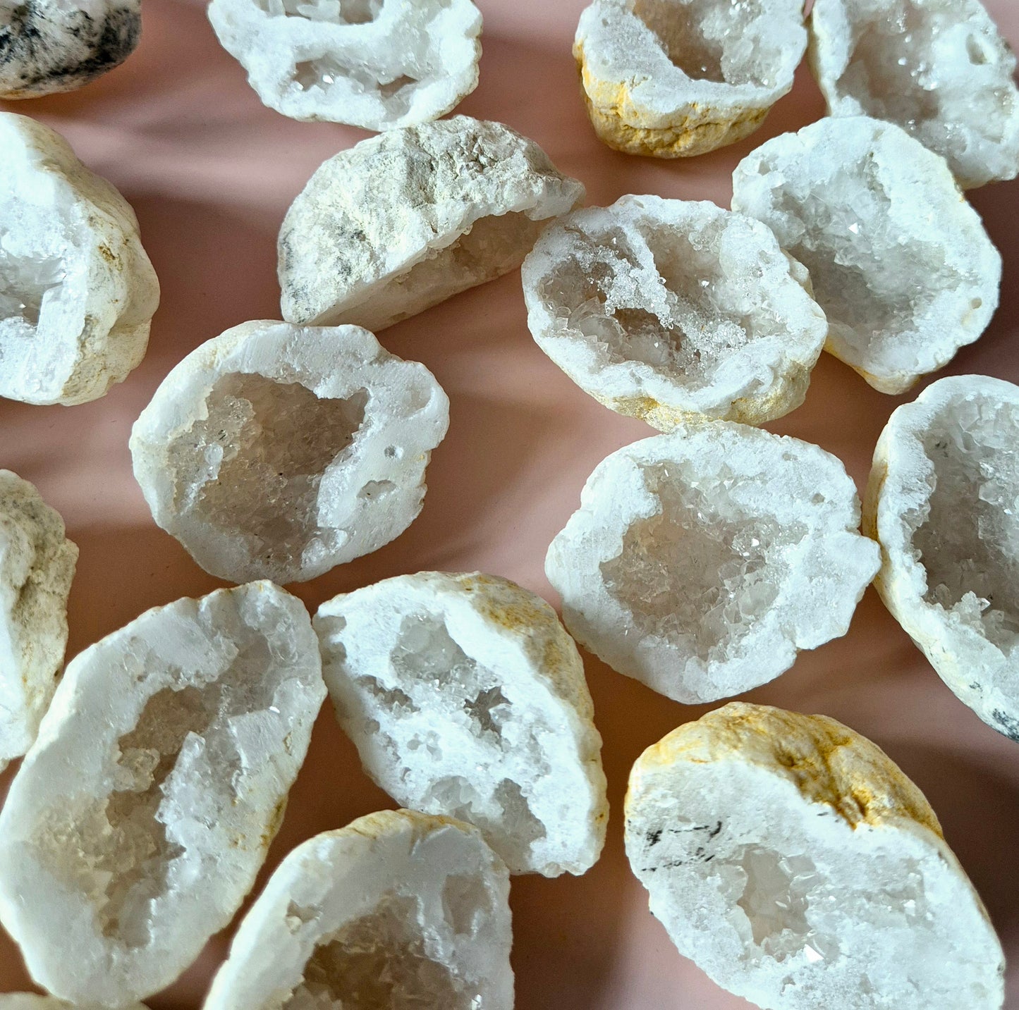 white agate geode druzy kristallen binnenkant