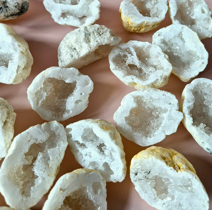 white agate geode druzy kristallen binnenkant