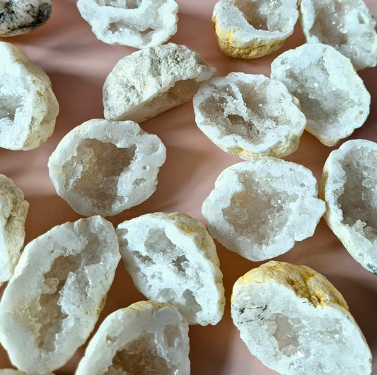 white agate geode druzy kristallen binnenkant