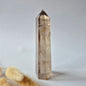Premium rookkwarts toren van 222 gram met natuurlijke insluitsels en champagnebruine transparantie.