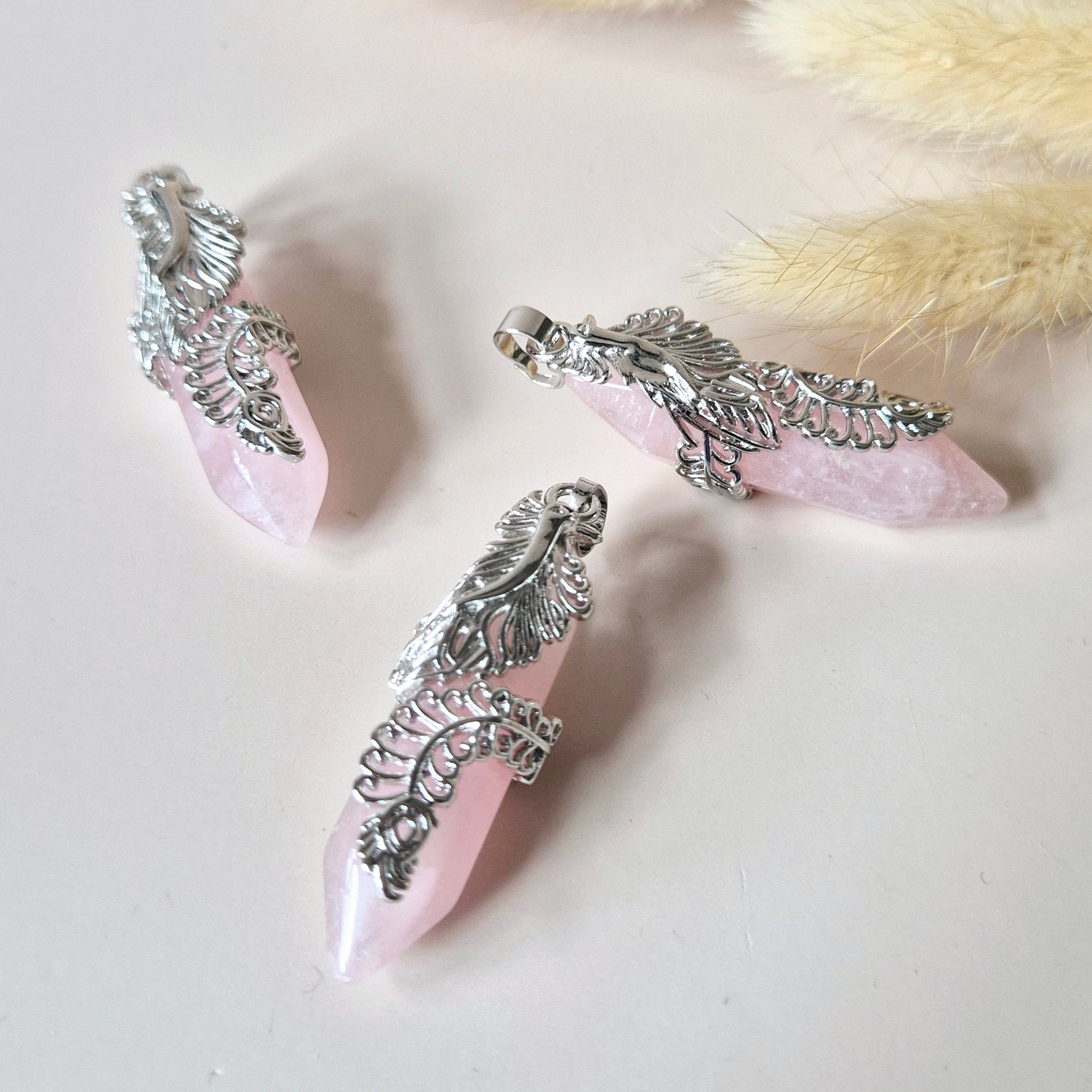 Rozenkwarts hanger met zilverkleurige houder – 4,5 cm – liefdevolle roze edelsteen

