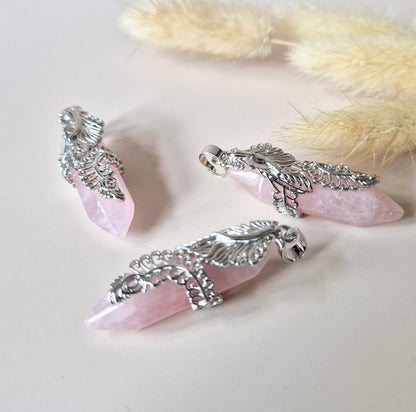Rozenkwarts hanger met zilverkleurige houder – 4,5 cm – liefdevolle roze edelsteen
