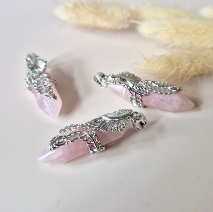 Rozenkwarts hanger met zilverkleurige houder – 4,5 cm – liefdevolle roze edelsteen
