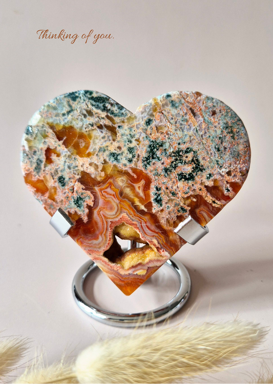 Een minimalistische wenskaart die ruimte laat voor betekenisvolle momenten.
De kaart toont een verfijnde foto van een hartvormige edelsteen en biedt een stille, oprechte manier om aandacht, verbondenheid of steun te delen.

Ontworpen voor verschillende gelegenheden — van liefde en vriendschap tot troost, dankbaarheid of een steuntje in de rug.
Tijdloos van uitstraling en mooi te combineren met een klein cadeau of edelsteen.

Gedrukt op hoogwaardig papier met een zachte, natuurlijke afwerking.