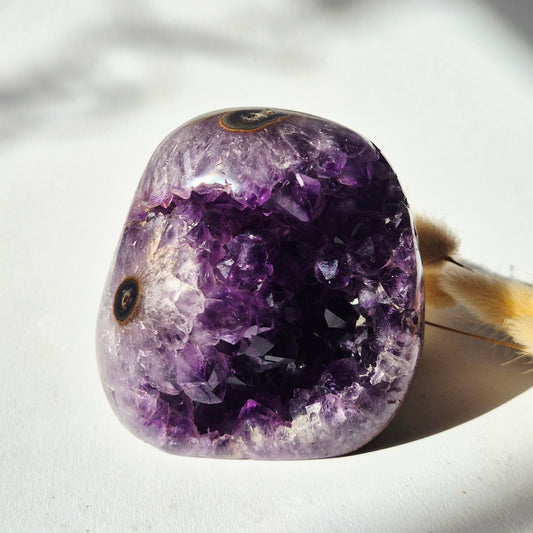 Unieke paarse amethist druzy freeform van 565 gram met natuurlijke agate eyes en gepolijste agaatbanden