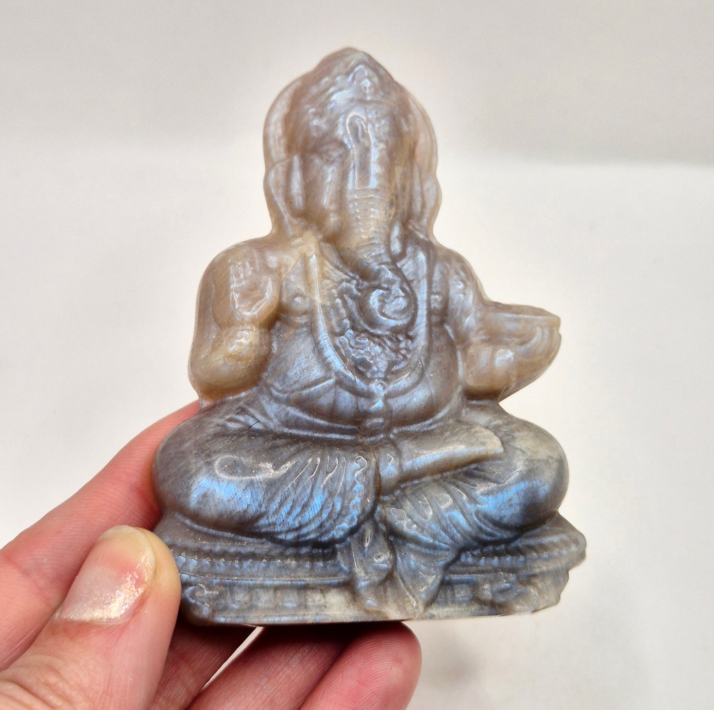 blauwe maansteen ganesha beeld met blauwe glans