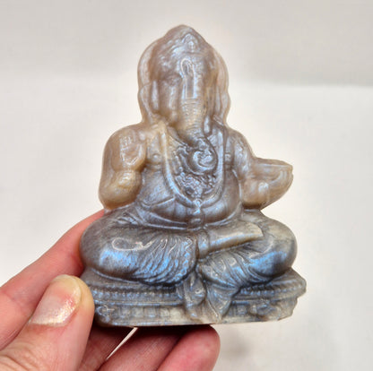 blauwe maansteen ganesha beeld met blauwe glans