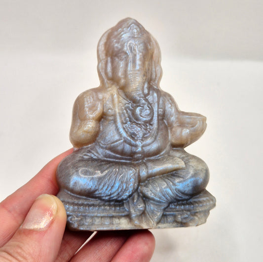 blauwe maansteen ganesha beeld met blauwe glans